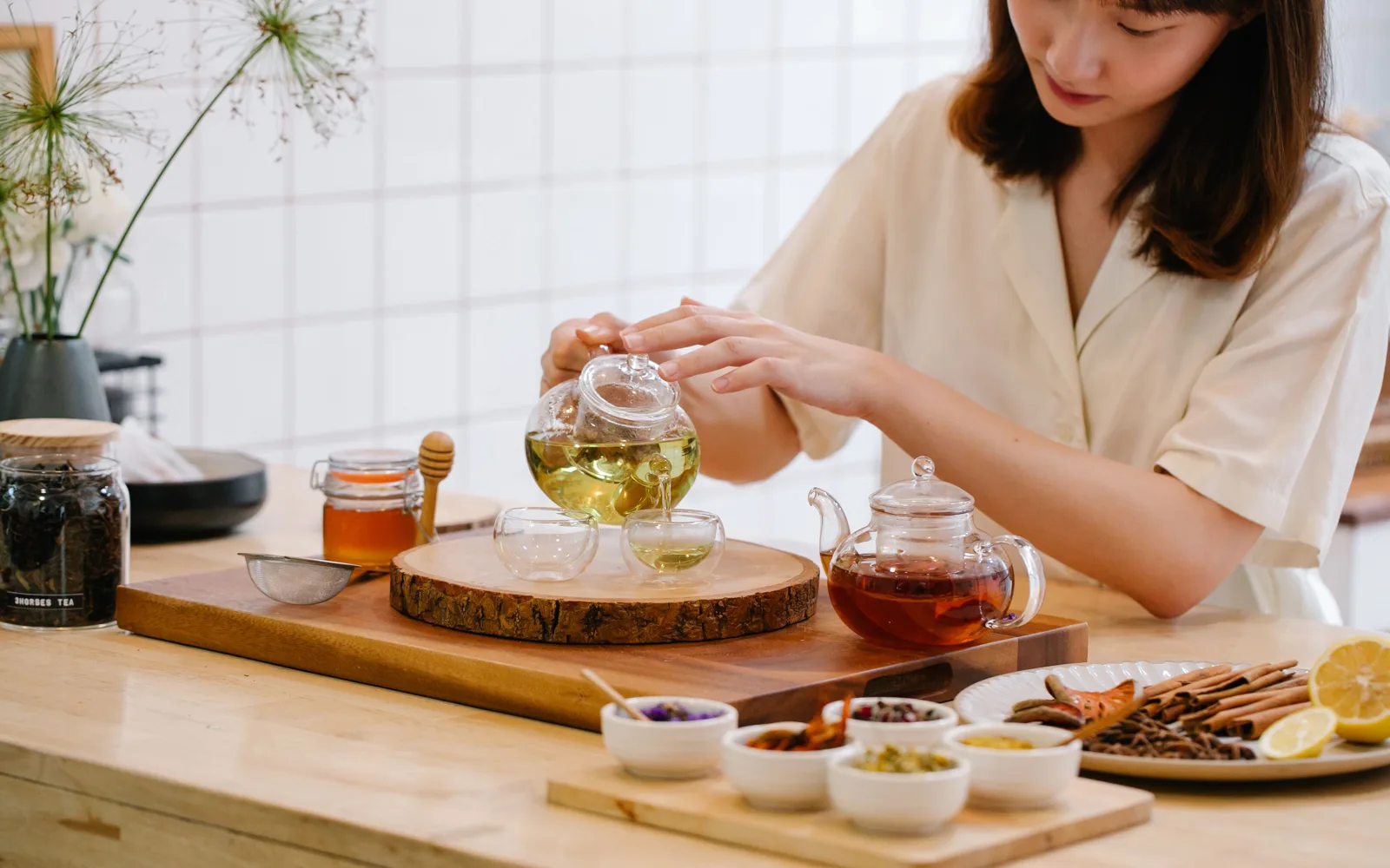 Une personne prépare une tisane dans une cuisine lumineuse